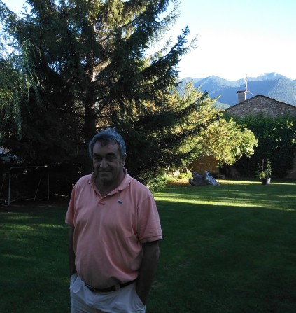 En Jordi al jardí de casa seva, amb la muntanya de la Tossa al fons (Foto: Juan Pablo T. F.)