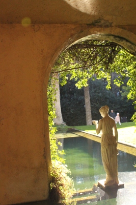 Escultura neoclásica situada en frente del porche y en frente del estanque (J: P. T. F.)